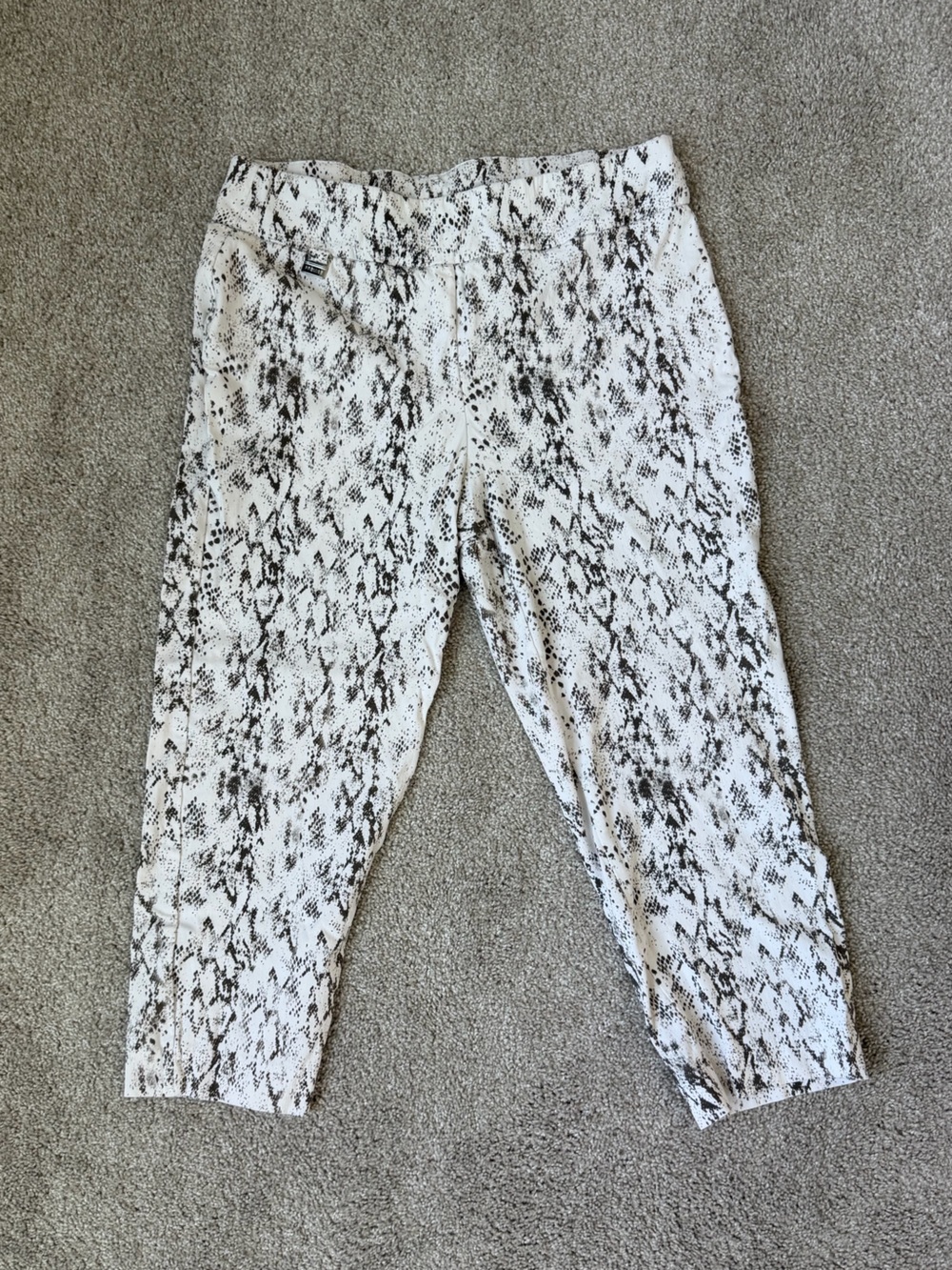 Premise Black and White Snake-Print Capri Leggings
